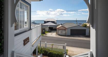 Ocean Breeze - Modern Comfort with Outdoor Entertaining and Ocean Views