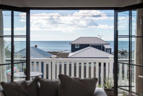 Ocean Breeze - Modern Comfort with Outdoor Entertaining and Ocean Views