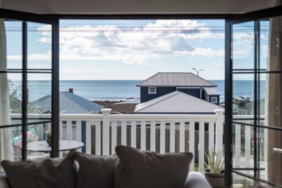 Ocean Breeze - Modern Comfort with Outdoor Entertaining and Ocean Views
