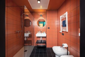 Huoneisto | Kylpyhuone | Suihku, hiustenkuivaaja, pyyhkeet, saippua