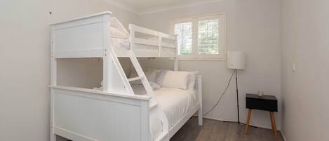 4 bedrooms, iron/ironing board, free WiFi, bed sheets