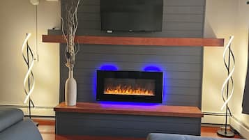 Smart TV, fireplace