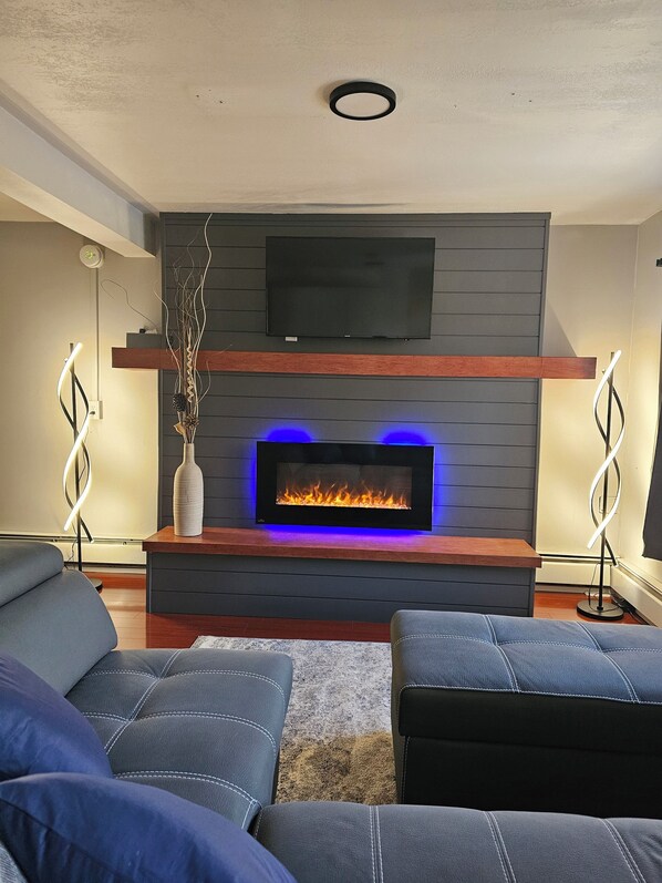 Smart TV, fireplace - Modern comfort: Stylish suite in a prime location. Close to schools and hospital (Whitehorse)