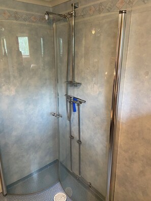 Dusche, Haartrockner, Seife, Toilettenpapier
