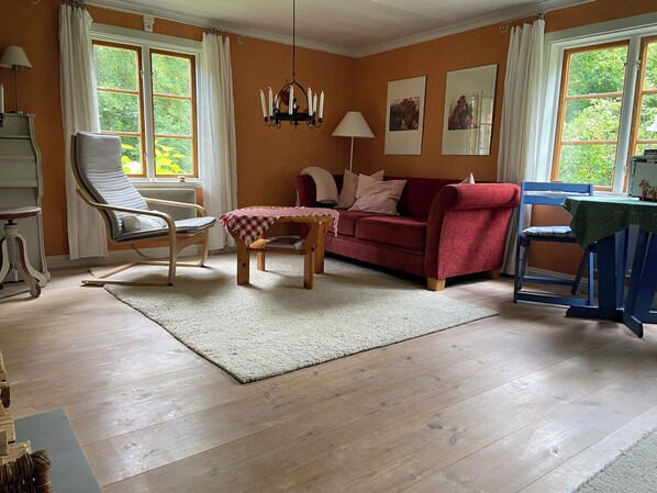 Fireplace, books, stereo