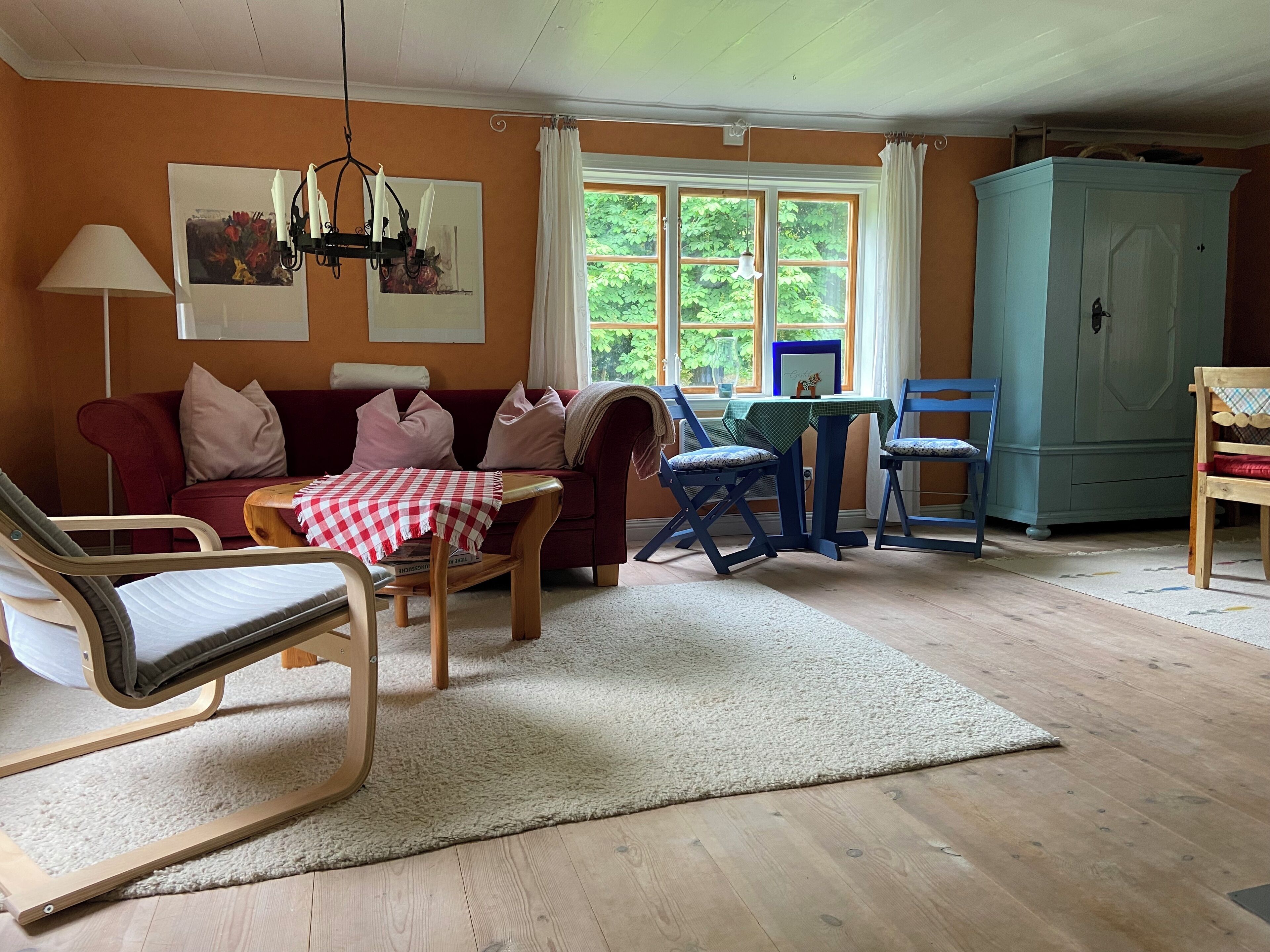 Kamin, Bücher, Stereoanlage