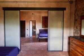 5 habitaciones, tabla de planchar con plancha y cuna de viaje 