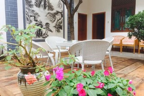 Outdoor dining - New Hotel Busan (Weishan)