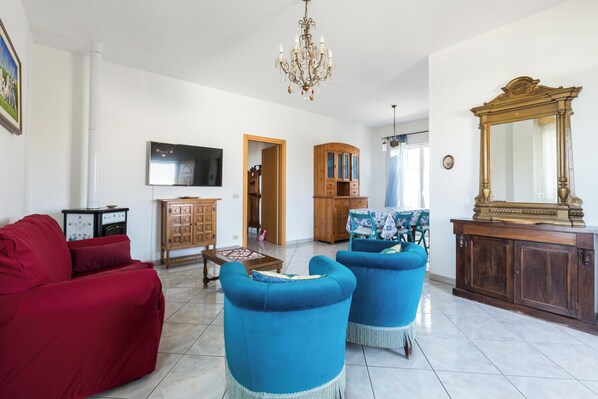 Apartment | Living area | 1-inch flat-screen TV with digital channels - 4018 Margaret House by Barbarhouse (Fasano)