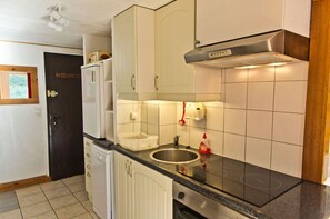 Kjøleskap, ovn, kokeplater og oppvaskmaskin