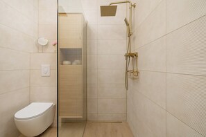 Apartment, 1 Bedroom, Balcony, Lakeside | Bathroom