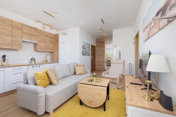 Apartment, 1 Bedroom, Balcony, Lakeside | Living room