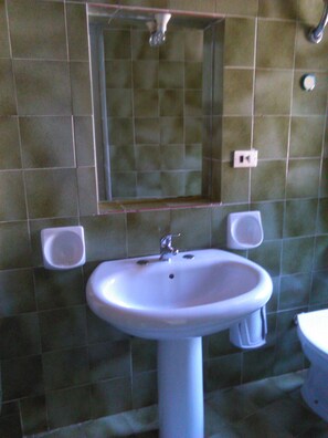 Doccia, asciugacapelli, bidet, asciugamani