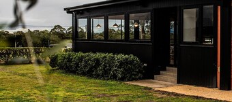 Callistemon Cabin 2 - 2 bedroom with 1 x queen and 1 King or 2 king singles + sofa bed