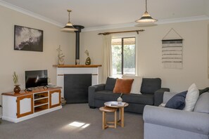 DVD player - Vineyard Cabin 6 - 1 bedroom with 1 x queen bed + sofa bed (Pokolbin)