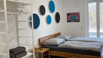 1 habitación, tabla de planchar con plancha, wifi gratis y ropa de cama