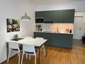 Jääkaappi, mikroaaltouuni, uuni, liesi