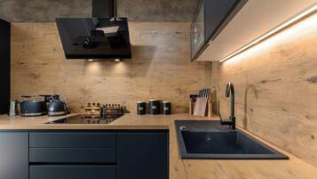 Kylskåp, mikrovågsugn, ugn och spishäll