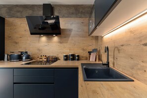 Réfrigérateur, micro-ondes, four, plaque de cuisson