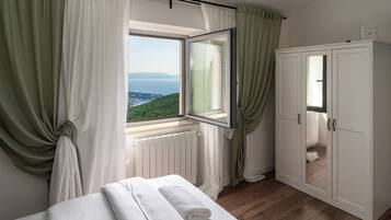 Familienhaus, 3 Schlafzimmer, Bergseite (Seaview Casa Giuseppe) | 3 Schlafzimmer, Bügeleisen/Bügelbrett, kostenloses WLAN, Bettwäsche