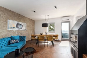 Familienhaus, 3 Schlafzimmer, Bergseite (Seaview Casa Giuseppe) | Wohnbereich | 21-Zoll-Flachbildfernseher mit Satellitenempfang, Fernseher
