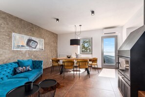 패밀리 하우스, 침실 3개, 전자레인지, 산비탈 (Casa Giuseppe /w Panoramic View) | 거실 | 위성 채널 시청이 가능한 21인치 평면 TV, TV