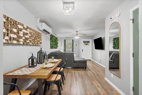 Spacious 2 bedroom townhouse completely remodeled with all the amenities