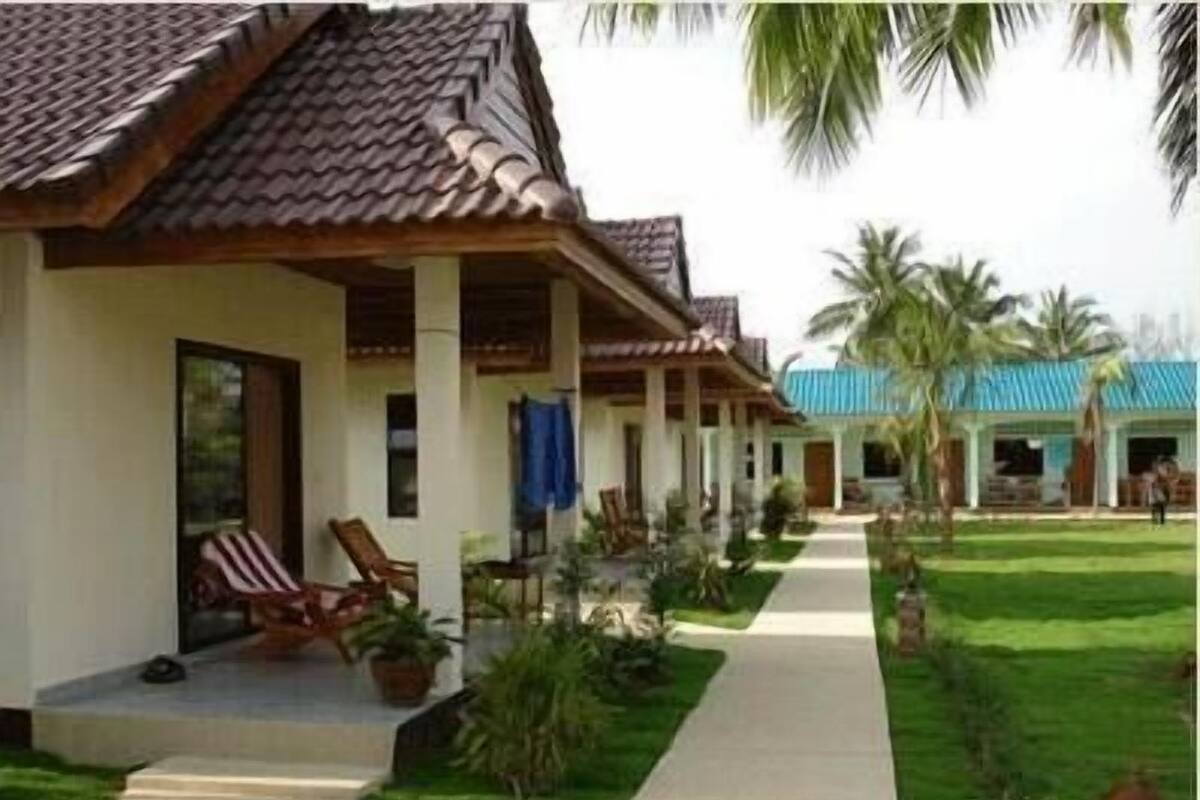 Casas com telhados de cerâmica, um caminho e vegetação.