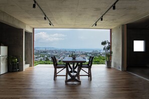 Dining - Charming 2-bedroom house with AC, WiFi in gorgeous 南城市佐敷新里 (南城市佐敷新里)