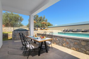 Outdoor pool - Villa Lambis Harmonia (Rhodes)