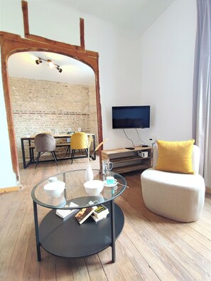 Télévision, livres, chaîne hi-fi