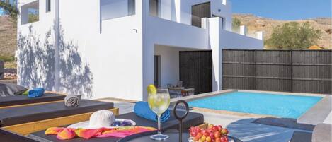 Outdoor pool, pool umbrellas, sun loungers