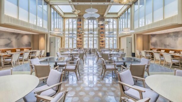 A spacious, modern dining area with high ceilings, large windows, and a central open space. - Xiongan Kapok Hotel (Xiong County)