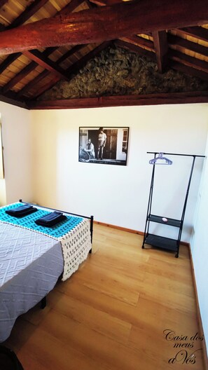 2 bedrooms, internet, bed sheets