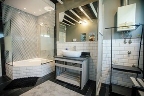 Family Apartment, Non Smoking, City View | Bathroom