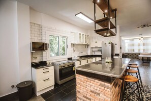 Apartamento família, para não fumantes, vista para a cidade | Cozinha privada