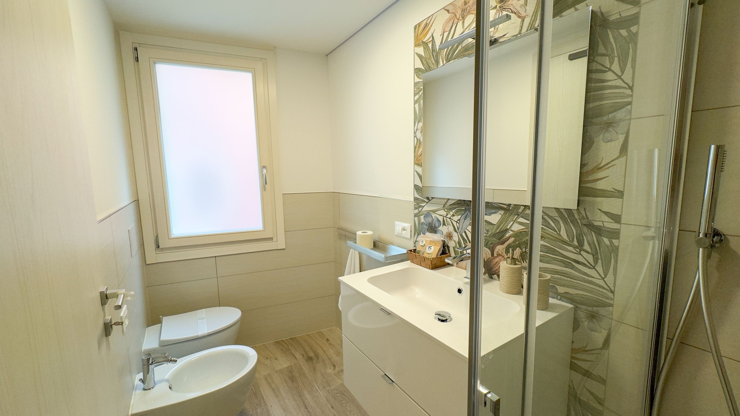 Un baño con inodoro, lavamanos y ducha.