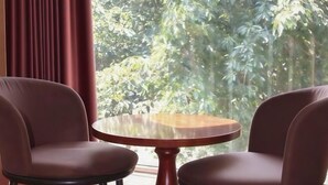 A room with two brown leather chairs and a small wooden table. - Shuangqiao District Haoshen Hotel (Chongqing)