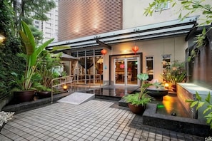 Unclassified image, 3 of 12, button - In-Stone Motel (Taipei)