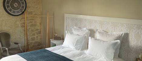 1 bedroom, bed sheets