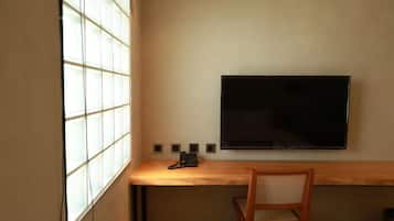 高级双人房 | 羽绒被、客房内保险箱、办公桌、笔记本电脑工作区