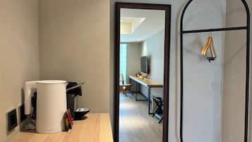 Habitación doble romántica | Edredón, caja de seguridad en la habitación y escritorio