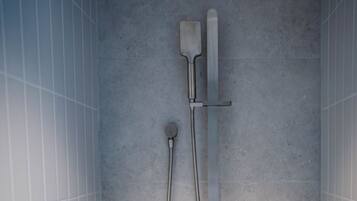 Douche, sèche-cheveux, serviettes fournies, savon