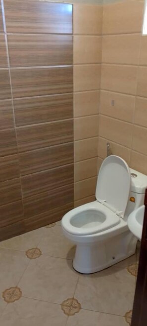 Klassieke eenpersoonskamer, balkon, uitzicht op meer | Badkamer | Een douche, handdoeken, zeep, toiletpapier