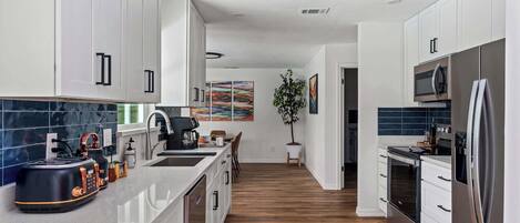 Refrigerador, microondas, horno y parrilla de estufa