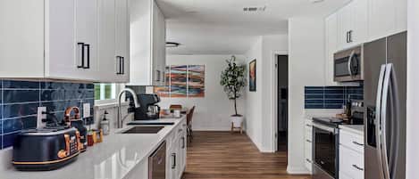 Een koelkast, een microgolfoven, een oven, een kookplaat