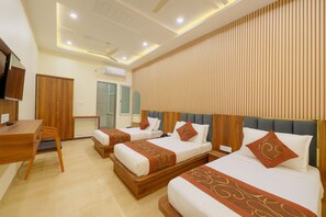 Quarto triplo luxo | 1 quarto, escrivaninha, Wi-Fi de cortesia