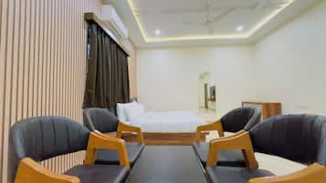 Family Quadruple Room, 1 Bedroom | Desk, free WiFi