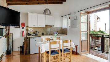 Apartment, 1 Bedroom | Dining room