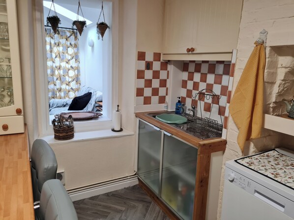 Cottage | Private kitchen | Fridge, microwave, oven, stovetop - Charming Lincoln Cottage Family & Pet-friendly (Lincoln)